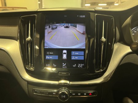 2021 Volvo XC60 B4 MHEV DSL (197hp) Momentum €42,950 thumbnail