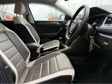 2022 Volkswagen T-Roc DESIGN 1.0 TSI 110HP 5DR €23,950 thumbnail