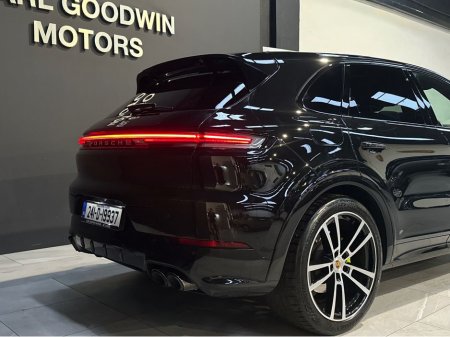 2024 Porsche Cayenne 3.0 V6 E-HYBRID MEGA  SPEC €109,950 thumbnail