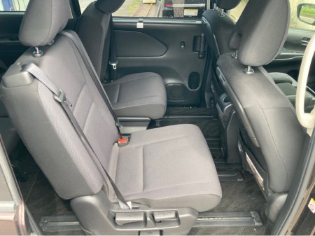 2017 Nissan Serena 2.0i HYBRID 8 SEATER PETROL AUTOMATIC €18,900 thumbnail