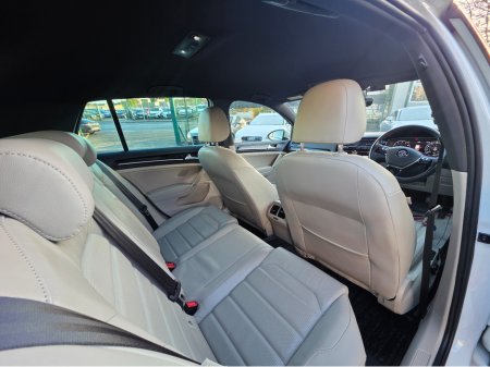 2019 Volkswagen Golf FULL CREAM LEATHER SEATS  ELECTRIC HEATED SEATS SAT NAV PACK - VIRTUAL CLOCKS -REVERSE CAMERA - NAVIGATION - CARPLAY - ANDROID AUTO- BLIND SPOT REAR TRAFFIC ASSIST - DISCOVER PRO €21,950 thumbnail