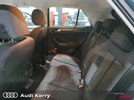 2023 Volkswagen T-Roc LIFE 2.0 TDI 116HP WITH HEATED SEATS AND REAR CAMERA €31,900 thumbnail