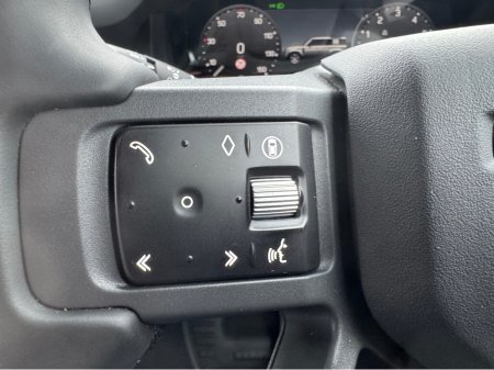 2025 Land Rover Defender P300e X-DYNAMIC SE URBAN SPEC PHEV AUTO €109,950 thumbnail