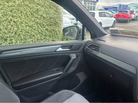 2020 Volkswagen Tiguan R-LINE 4MOTION AUTOMATIC 2.0 DIESEL //LOW MILES//HIGH SPEC//360 PARKING CAMERAS//HEATED FRRONT AND REAR SEATS//HEAD UP DISPLAY// €34,950 thumbnail