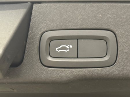 2021 Volvo XC60 B4 MHEV DSL (197hp) Momentum €42,950 thumbnail