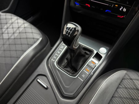 2022 Volkswagen Tiguan R-LINE 2.0 TDI 150HP €39,990 thumbnail