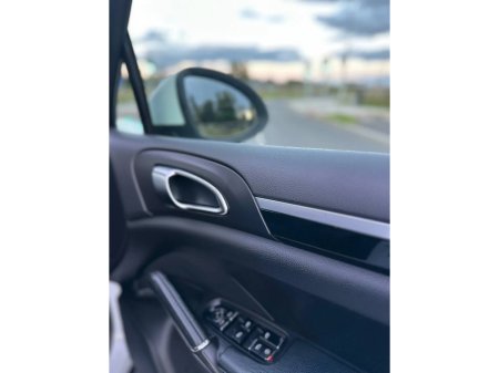 2012 Porsche Cayenne 3.0 V6 5DR 2ST €21,995 thumbnail