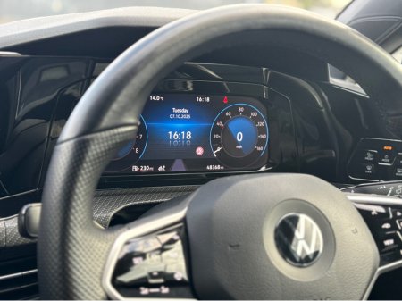 2022 Volkswagen Golf 2022 Volkswagen Golf R-LINE TSI €27,995 thumbnail