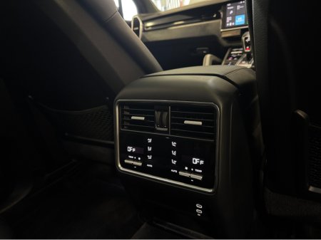 2019 Porsche Cayenne V6 E-HYBRID AUTO €59,899 thumbnail