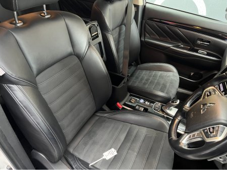 2019 Mitsubishi Outlander €22950! 2019 MITSUBISHI OUTLANDER PHEV LIMITED EDITION 4WD 2.4 AUTOMATIC / CRUISE CONTROL / REVERSE CAMERA / ELECTRIC HEATED SEATS / HEATED STEERING WHEEL €22,950 thumbnail