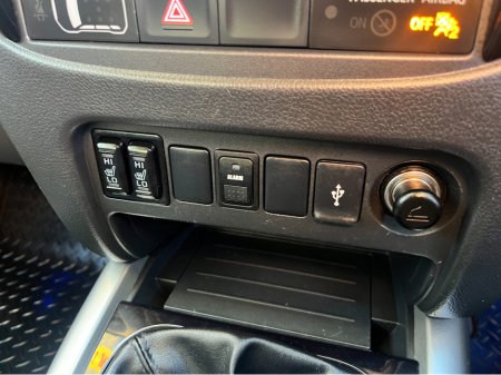 2017 Mitsubishi L200 DID BARBARIAN D/C 4WD 18 2.5 MANUAL //HIGH SPEC//FULL LEATHER//HEATED SEATS//REVEVRSE CAMERA//KEYLESS ENTRY// thumbnail