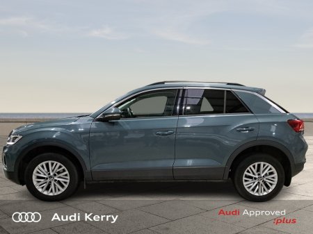 2023 Volkswagen T-Roc LIFE 2.0 TDI 116HP WITH HEATED SEATS AND REAR CAMERA €31,900