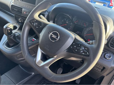 2021 Opel Combo 1.5 3 Seater price is €10406 plus vat €10,406 thumbnail