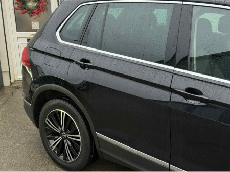 2023 Volkswagen Tiguan LIFE 2.0 TDI MANUAL 6SPEED FWD 122BHP €36,950 thumbnail