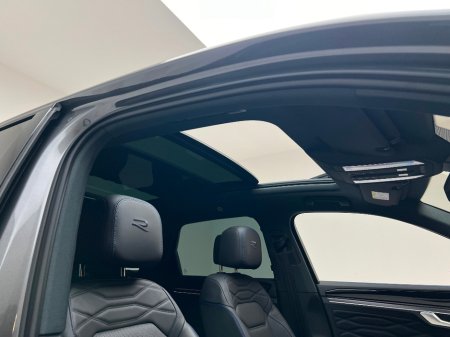 2025 Volkswagen Touareg R V6 3.0 TSI PHEV 462HP €89,990 thumbnail