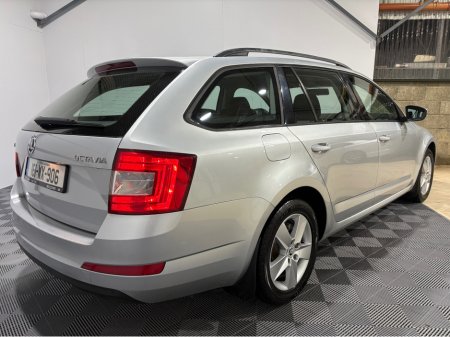 2016 Skoda Octavia 1.6 TDI 11 110HP 4DR COMBI AMBITION €9,950 thumbnail