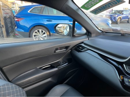 2023 Toyota C-HR SOL HYBRID AUTOMATIC 1.8 PETROL //LOW MILES//HIGH SPEC//HALF LEATHER HEATED SEATS//360 PARKING CAMERAS//KEYLESS ENTRY// €29,950 thumbnail