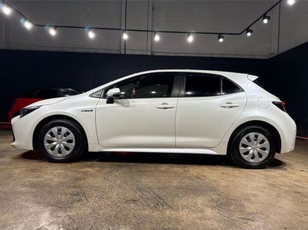 2020 Toyota Corolla 1.8 HYBRID - MULTI FUNCTION STEERING WHEEL - CRUISE CONTROL - LANE KEEP ASSIST - HEATING / AC CONTROLS - REVERSE CAMERA - ELECTRIC WINDOWS €20,950 thumbnail