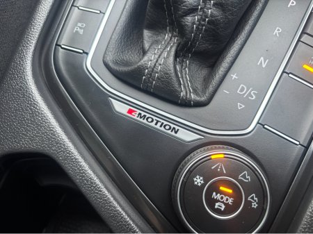 2020 Volkswagen Tiguan R-LINE 4MOTION AUTOMATIC 2.0 DIESEL //LOW MILES//HIGH SPEC//360 PARKING CAMERAS//HEATED FRRONT AND REAR SEATS//HEAD UP DISPLAY// €34,950 thumbnail