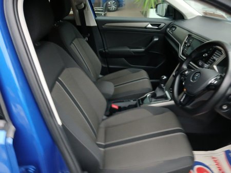 2021 Volkswagen T-Roc 1.0 TSI 110bhp Design, Ravenna Blue with Black Roof, Rear Camera. €23,900 thumbnail