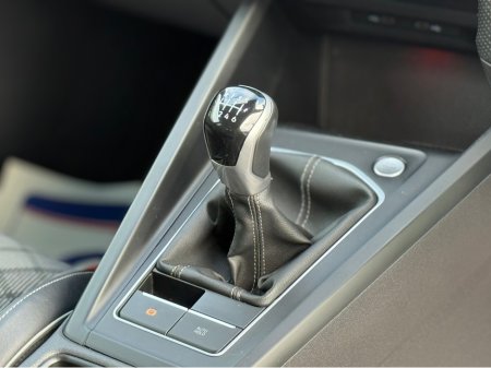 2022 Volkswagen Golf 2022 Volkswagen Golf R-LINE TSI €27,995 thumbnail