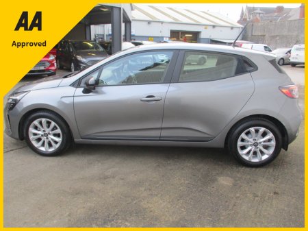 2025 Renault Clio EVOLUTION  WITH ONLY 6105KMS HIGH SPEC WITH SAT NAV AND REAR PARKING SENSORS FULLY SERVICED AND READY TO GO €25,950 thumbnail