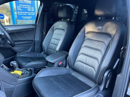 2018 Volkswagen Tiguan R-LINE 2.0 TDI 4MOTION // BLACK EDITION // HEADS-UP DISPLAY // 360 SURROUND PARKING CAMERAS €28,950 thumbnail