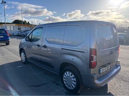 2021 Opel Combo 1.5 3 Seater price is €10406 plus vat €10,406 thumbnail