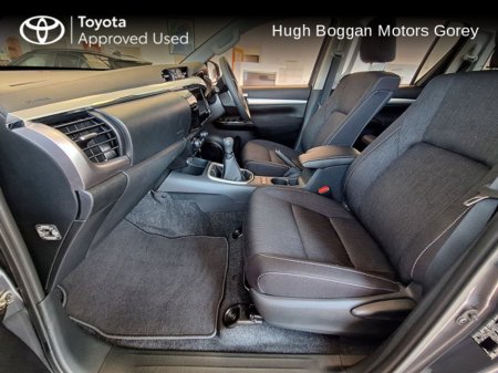 2025 Toyota Hilux 2.8 SR5 Manual thumbnail