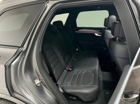 2025 Volkswagen Touareg R V6 3.0 TSI PHEV 462HP €89,990 thumbnail