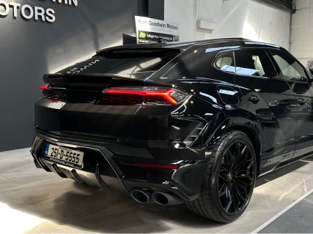 2025 Lamborghini Urus URUS S-E 4X4 V8 TWIN TURBO €359,950 thumbnail