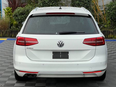 2018 Volkswagen Passat VARIANT HIGHLINE 2.0 TDI * BIG SPEC * // LEATHER POWERED HEATED COOLED SEATS // DRIVER MASSAGE SEAT // 360 PARKING CAMERAS €21,950 thumbnail