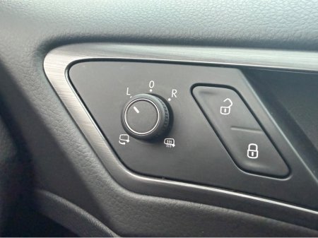 2017 Volkswagen Golf COMFORTLINE 1.2 AUTOMATIC * REAR VIEW CAMERA, AUTO LIGHTS, ADAPTIVE CRUISE CONTROL, POWERED FOLDING HEATED MIRRORS, LUMBAR SUPPORT, 2 KEYS, TOUCH SCREEN RADIO, MULTIFUNCTION STEERING WHEEL* €17,950 thumbnail