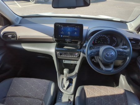 2023 Toyota Yaris Cross FRESH SELECTION OF TRADE-INS YARIS CROSS SOL 1.5H €29,000 thumbnail