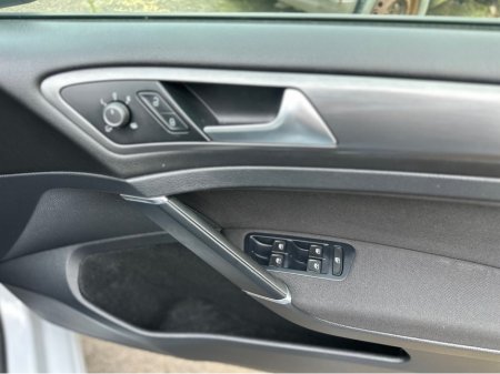 2018 Volkswagen Golf 1.6 TDI SE NAV BLUEMOTION 115PS 5DR €16,950 thumbnail