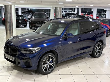2022 BMW X5 45e M-SPORT HYBRID=TECH/COMFORT/SKY LOUNGE PACKAGES=LOW MILES//FULL BMW SERVICE HISTORY=222 REG=ORIGINAL IRISH SUPPLIED//TAILORED FINANCE PACKAGES AVA €66,995 thumbnail