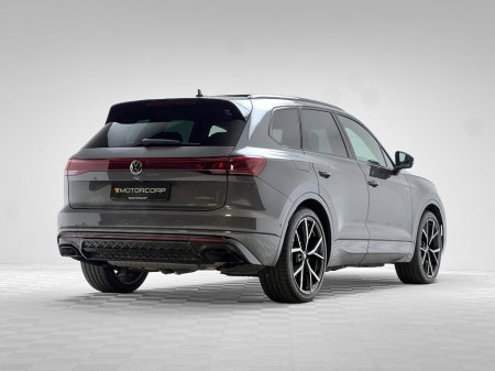 2025 Volkswagen Touareg R V6 3.0 TSI PHEV 462HP €89,990 thumbnail