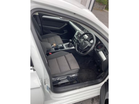 2016 Volkswagen Passat CL BE 1.6 TDI MANUAL 6SPEED FWD 120HP 4DR €13,250 thumbnail