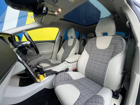 2017 Volvo V40 D4 2.0 D // PANORAMIC SUNROOF // VOLVO SERVICE HISTORY // REVERSE CAMERA €16,900