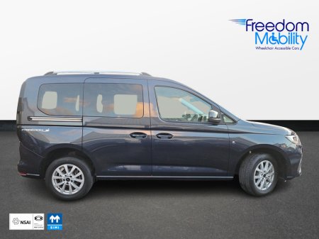 2023 Ford Tourneo Connect wheelchair access €25,995