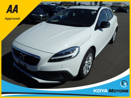 2018 Volvo V40 Cross Country 2.0 D4 CROSS COUNTRY SE LUXURY DIESEL 190 BHP AUTOMATIC // FULL LEATHER ELECTRIC SEATS // REVERSING CAMERA // CRUISE CONTROL // LANE ASSIST // FULL HARMAN KARDON SURROUND SOUND SYSTEM // TOP SPEC
