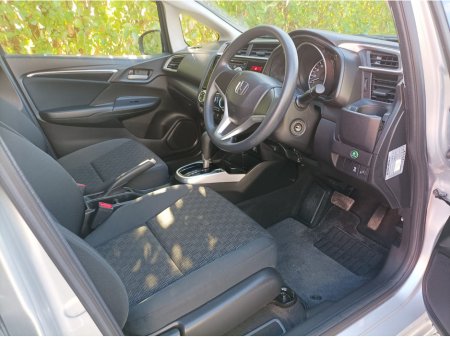 2016 Honda Jazz 1.3 AUTOMATIC NOT HYRBRID 13,127kms 4 NEW TYRES NEW NCT 6 MONTHS ROAD TAX PRIVACY GLASS WIND DEFLECTORS REVERSE CAMERA LARGE TOUCH SCREEN MULTIMEDIA SYSTEM STOP START TECHNOLOGY €12,595