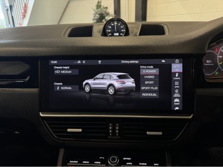 2019 Porsche Cayenne V6 E-HYBRID AUTO €59,899 thumbnail