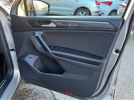 2019 Volkswagen Tiguan HIGHLINE 4MOTION AUTOMATIC 2.0 DIESEL //HIGH SPEC//360 PARKING CAMERAS//FRONT AND REAR HEATED SEATS//POWER TAILGATE//HEAD UP DISPLAY// thumbnail