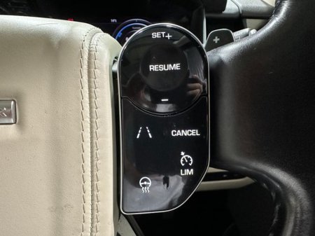 2020 Land Rover Range Rover Vogue P400e 202 €57,800 thumbnail