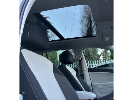 2023 Volkswagen Tiguan ELEGANCE 2.0 TDI 150HP NAV SKY VIEW €37,950 thumbnail