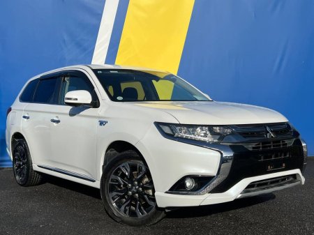 2017 Mitsubishi Outlander 4WD 2.0 HYBRID // DIAMOND CUT ALLOYS // LEATHER/ALCANTARA HEATED SEATS // PARKING SENSORS
