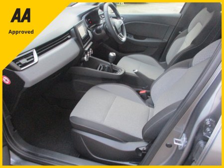 2025 Renault Clio EVOLUTION  WITH ONLY 6105KMS HIGH SPEC WITH SAT NAV AND REAR PARKING SENSORS FULLY SERVICED AND READY TO GO €25,950