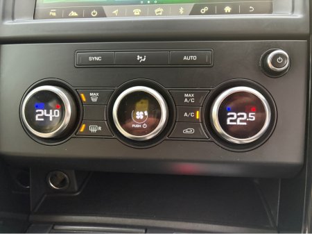 2018 Land Rover Discovery 2.0 TD4 SE 180PS €25,950 thumbnail