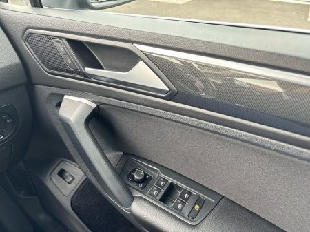 2022 Volkswagen Tiguan 2.0 TDI 150HP Elegance €34,975 thumbnail